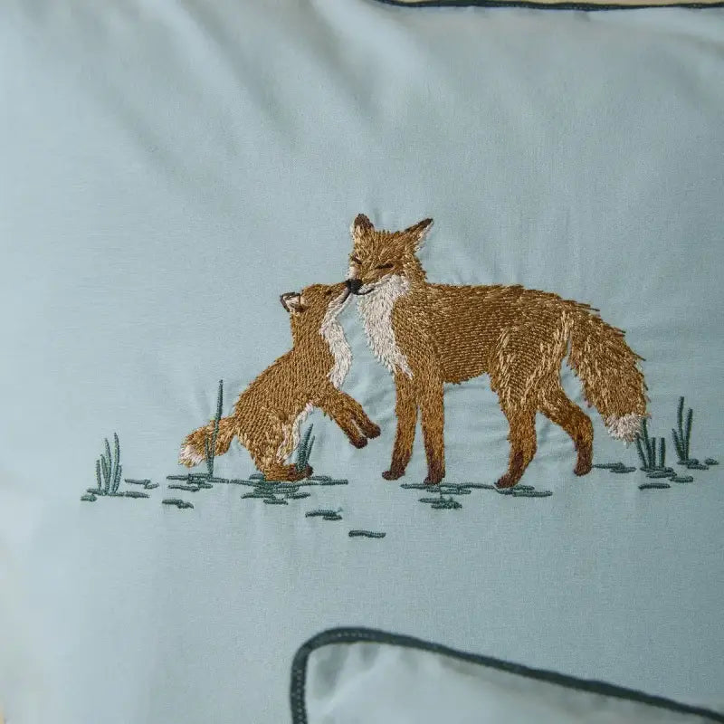 Bestickter Kissenbezug – Das Leben der Ebenen — 50x70cm